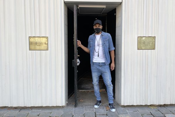 Saïba Bomboté devant sa discothèque le "Bôha" à Reims