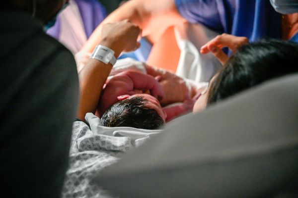 Les pompiers ont aidé la jeune maman à accoucher dans leur véhicule d'intervention.