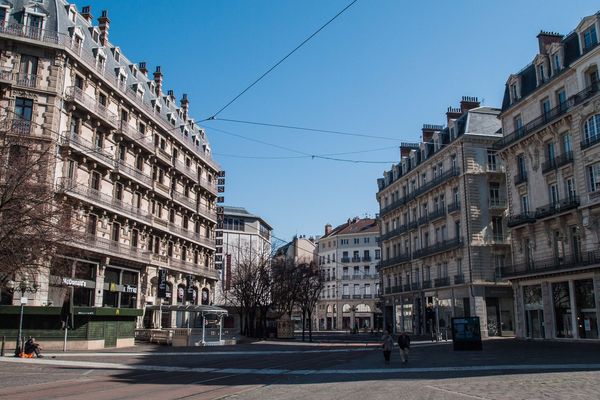 La rue Félix-Poulat, à deux pas de la place Grenette à Grenoble, déserte à l'heure du confinement.