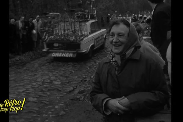 Paris-Roubaix 1972, sur la trouée d'Arenberg une fan attend Raymond Poulidor