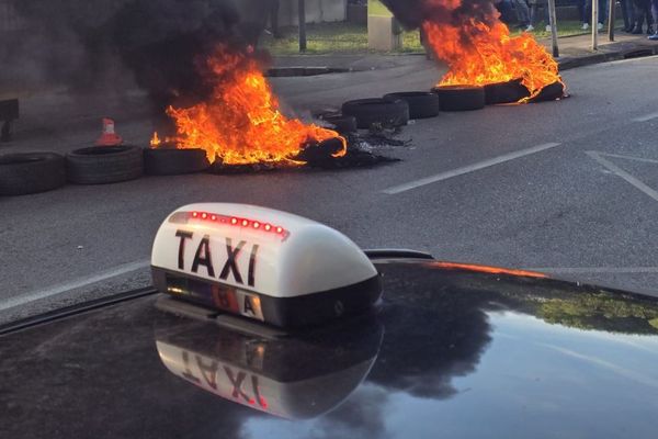 80 chauffeurs taxis mobilisés devant la CPAM de Marseille, ce mardi 26 novembre, pour dénoncer la nouvelle réforme des transports sanitaires.