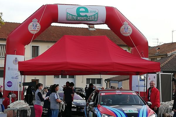 Les premiers véhicules de l'eRallye Monte-Carlo sont arrivés vers 17h30 à Laragne-Montéglin