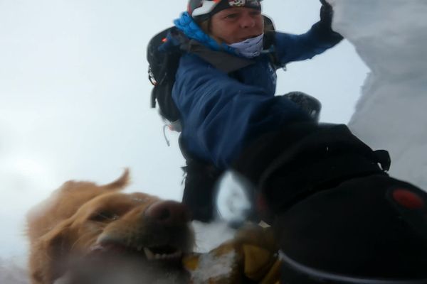 Marianne et son chien lors d'un exercice pour retrouver une victime d'avalanche.