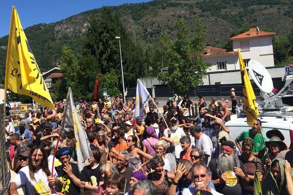 Une centaine de personnes était venue devant le tribunal de Foix en soutien au 21 faucheurs volontaires de l'Ariège.