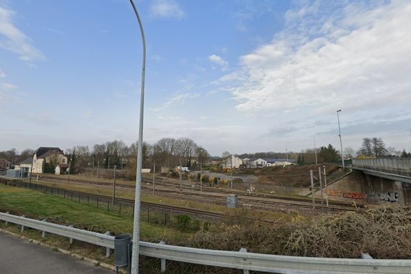 La gare et une partie des voies ferrées de Bazancourt.