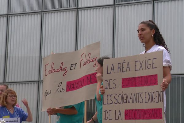 Les infirmières du service néonatologie ont entamé, ce mardi 14 juin, une grève devant les urgences du centre hospitalier de Chambéry.