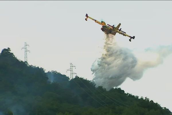 L'intervention des bombardiers d'eau a permis de maîtriser le feu de végétation à Hautecourt-Romanèche, jeudi 20 juillet 2017