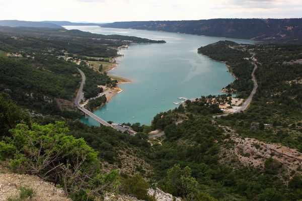 C'est dans le lac de Sainte-Croix que les pompiers ont mené des recherches infructueuses ce dimanche 10 juillet, sans parvenir à retrouver l'homme tombé à l'eau ce jour.