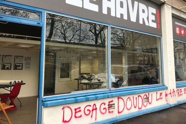 Le message "Dégage Doudou Le Havre est à nous" a été inscrit sur la façade.