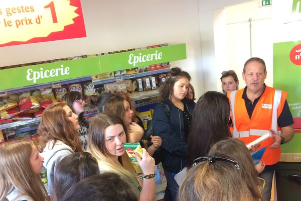 Dans un magasin fictif, les étudiants apprennent les bons gestes pour réduire leurs déchets.