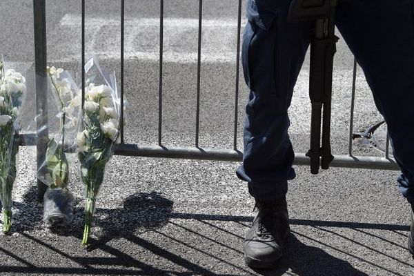 Des fleurs déposées sur la Promenade des Anglais, dont l'accès est interdit. 