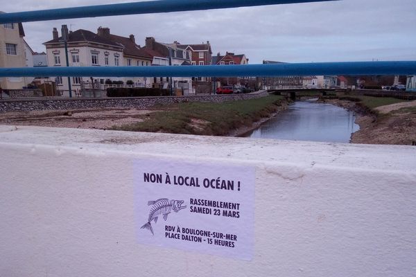 Une des affiches placardées dans les rues du Boulonnais pour un rassemblement contre la ferme aquacole Local Ocean.