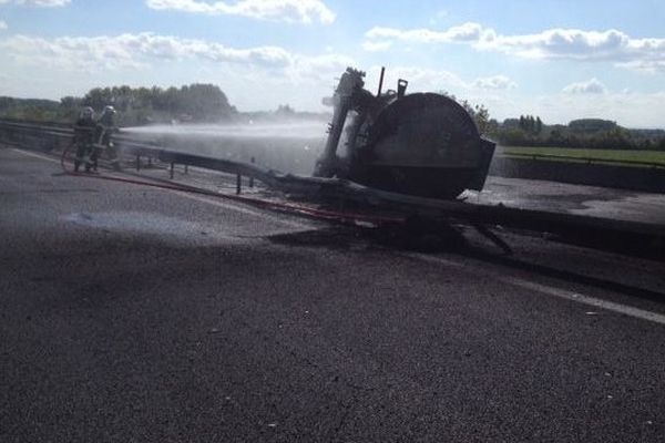 Les pompiers refroidissent la carcasse du camion citerne 