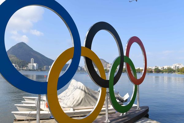 Les anneaux olympiques devant le plan d'eau où auront lieu les épreuves d'aviron