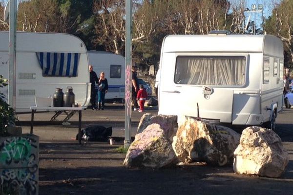 Les gens du voyage, installés au stade Carcassonne (Aix)