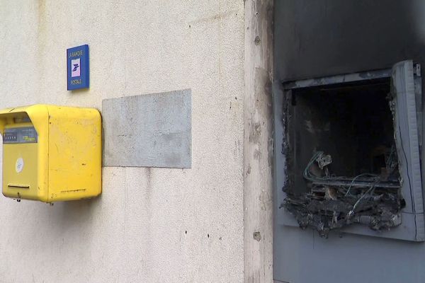 La Poste de la ville de Fameck (Moselle) a été saccagés lors des émeutes du mois de juillet. Le bureau est toujours fermé.