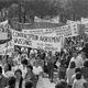 Des femmes, portant une banderole pour la contraception, l'avortement et le contrôle des naissances, participent à la manifestation unitaire organisée par la CGT, la CFDT et la FEN dans le cadre de la journée nationale d'action interprofessionnelle, le 24 mai 1977, à Paris.