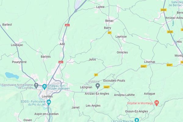 La RN 21 relie Tarbes à Lourdes. Le virage de Toulicou, sur la commune d'Adé, est particulièrement accidentogène.