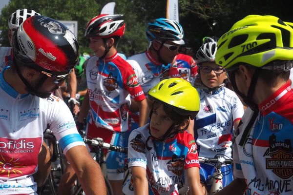 Les jeunes du club cycliste VCCO de La Rochelle sur la ligne de départ aux côtés de Nacer Bouhanni, le leader de la compétition, ce mercredi matin.