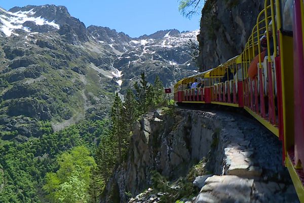 À quelques jours de l'ouverture de la saison estivale, la route en provenance du col du Pourtalet et de l'Espagne est coupée. Le petit train d'Artouste, qui rouvre le 18 mai, risque d'être impacté.