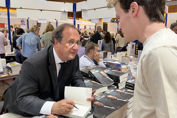 François Hollande en train de dédicacer son nouvel essai "Le défi de gouverner", à la Foire du livre de Brive 2024.