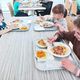 Les élèves de primaire et maternelles ont mangé des algues dans leur repas à la cantine.