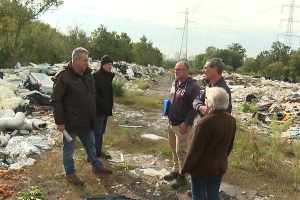 Les propriétaires réunis sur leur terrain pollué à Osny (Vad-d'Oise)