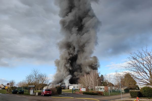 Un immense panache de fumée s'est élevé au-dessus de Saint-Ay, dans le Loiret, suite à un incendie.