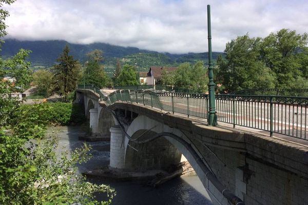 Une partie du pont situé entre Grignon et Albertville en Savoie s'est effondré suite à l'explosion