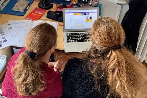 L'école à la maison, c'est aussi beaucoup de travail pour les parents d'élèves.