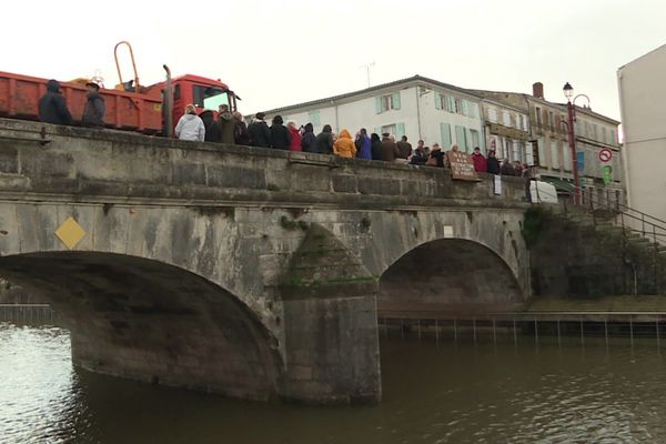 Les Amis du Vieux Marans ont organisé un rassemblement pour défendre le pont de pierre du 18ème siècle.