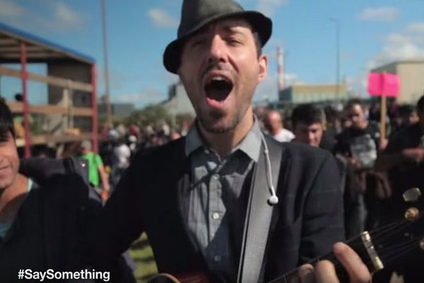 Charlie Winston dans son clip de soutien aux migrants. 