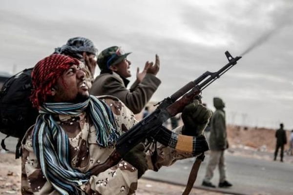 Ras Lanuf, en Libye, mars 2011. Les insurgés tirent à la kalachnikov sur les avions de l'armée. La révolution est en marche.