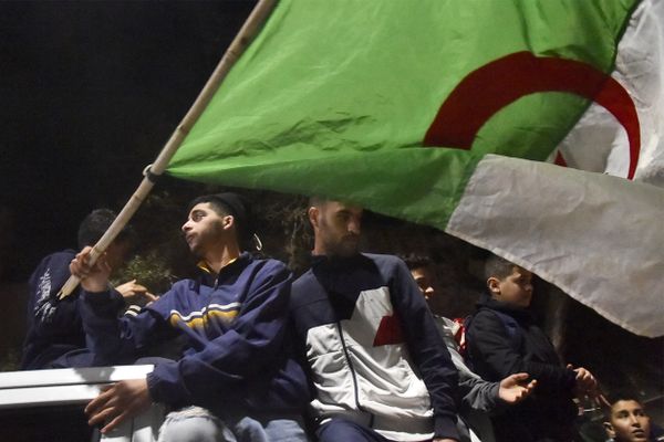 Supporters algériens, à Alger (Algérie), célébrant la victoire de leur équipe à la FIFA Arab Cup 2021, face à la Tunisie.