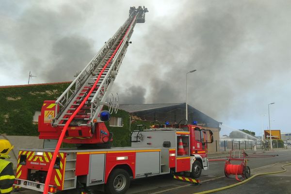 Perpignan - l'entrepôt Espace énergies est en feu - 10 juin 2018.