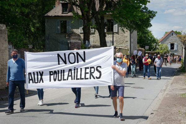 Au moins une cinquantaine de personnes a manifesté ce samedi à Rully contre les futurs poulaillers.