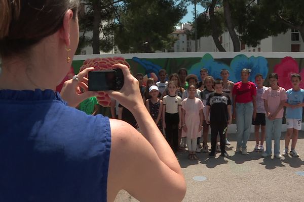 Les élèves de l'école Hyacinthe Rigaud de Perpignan ont composé un rap, inspiré de la légende du colibri et ont tourné un clip dans leur école.