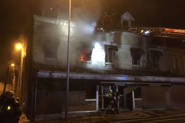 L'incendie a mobilisé une quarantaine de pompiers dans la nuit de dimanche à lundi