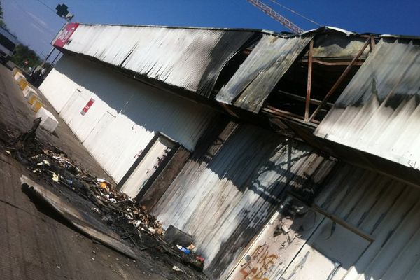 Des dégâts minimes au dos du magasin grâce à la réactivité des pompiers. Le supermarché a pu ouvrir ce matin