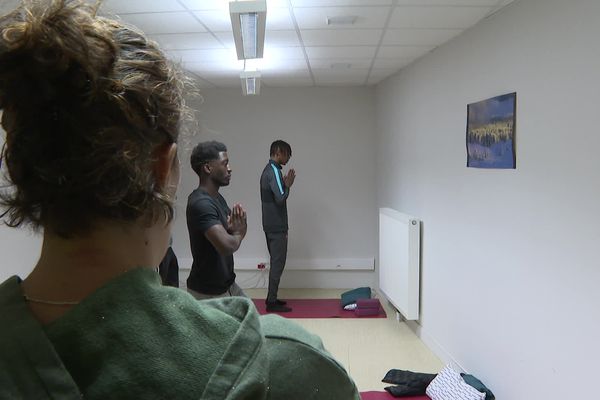 Des cours de yoga en prison ? Une initiative qui peut sembler insolite mais qui porte ses fruits pour aider les détenus à prendre du recul et mieux vivre la détention.