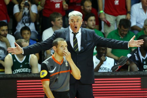 Philippe Hervé lors du second match de la finale du championnat de France de basket de ProA à Strasbourg (14 juin 2015).