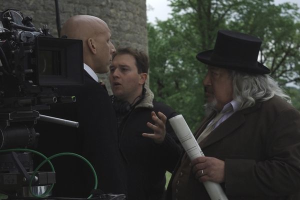 De gauche à droite : Rodrigue Francin (rôle du majordome), Edouard Giraudo (le réalisateur) et Jean-Claude Dreyfus (rôle de Monsieur Sauliac) lors du tournage au Château de Vaillac dans le Lot.
