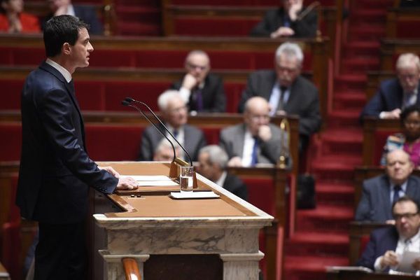 Le Premier ministre Manuel Valls face à l'Assemblée nationale introduit le débat sur la réforme de la Constitution, à Paris, le 5 février 2016.