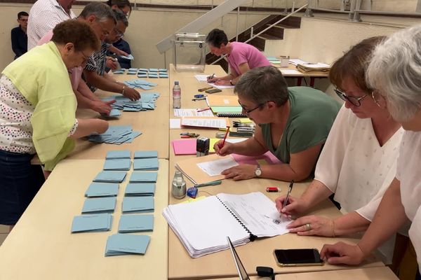 C'est parti pour le dépouillement dans ce bureau de vote de Civray, dimanche 30 juin, 18 heures a sonné.