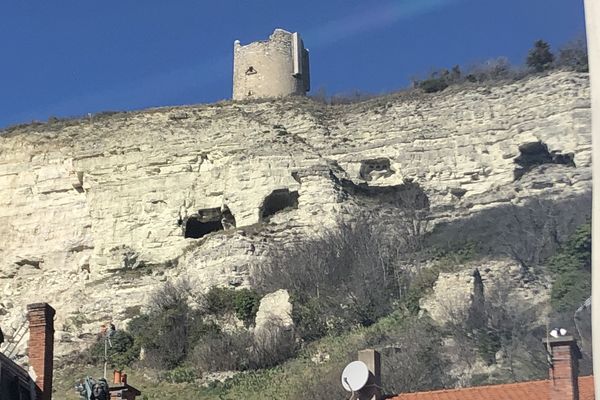 A la Roche-Blanche, dans le Puy-de-Dôme, un pan de falaise s'est effondré ce samedi 15 février aux alentours de 9h30. 