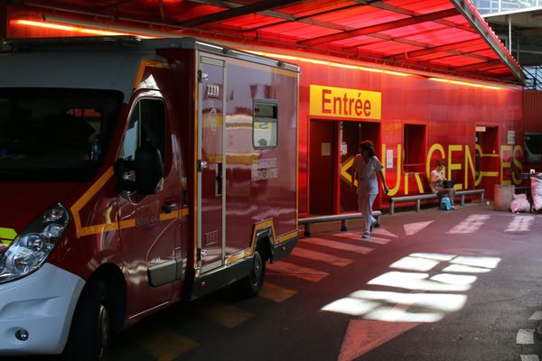 L'entrée du service des urgences du CHU de Nantes