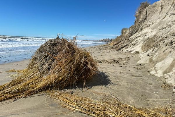 Carnon (Hérault) - la plage et le sable ont disparu avec la tempête et les fortes vagues des derniers jours - 1er avril 2024.