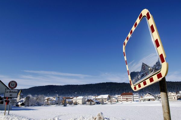 La vallée et le village de la Brevine, dans le canton de Neuchâtel, sont appelés "la Sibérie de la Suisse" en raison des températures très basses enregistrées l'hiver.