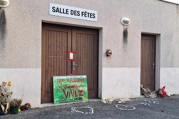 Un espace d'hommage et de recueillement avait été installé devant la salle des fêtes de Crépol.