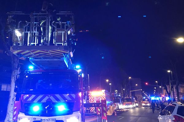 Un incendie s’est déclaré, avenue de Royat, à Chamalières, vendredi 2 février, vers 18H30. D’importants moyens de secours ont été déployés sur place. Plusieurs personnes ont été évacuées.